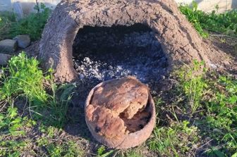 ‘Focaccia’ con grasso animale cotta sperimentalmente in una replica di teglia di sgusciatura all’interno di un forno a cupola