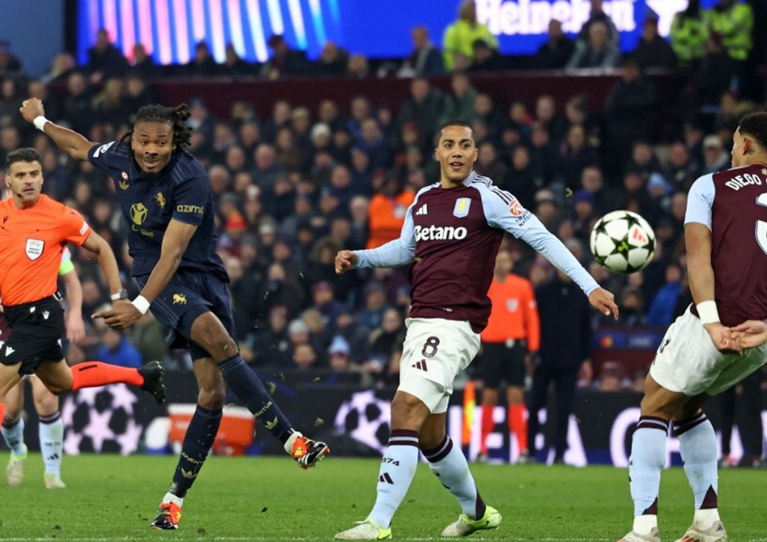 Partita di Champions tra Juve e Aston Villa