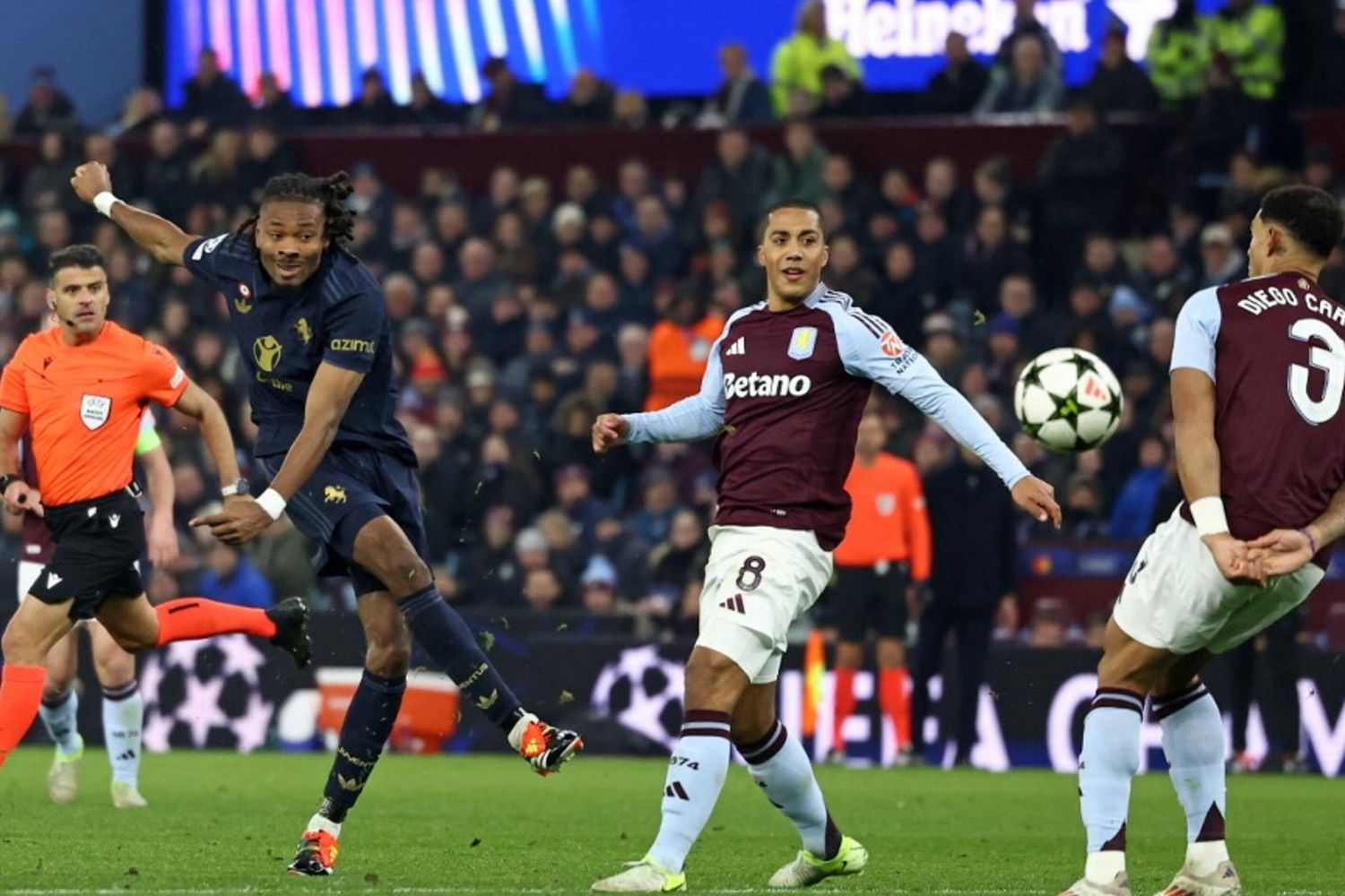 Partita di Champions tra Juve e Aston Villa