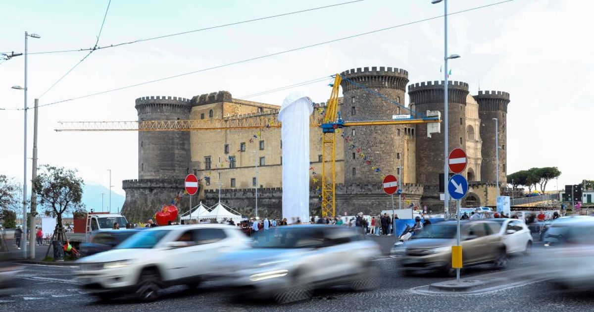 Incendio in un b&b a Napoli, muore 28enne