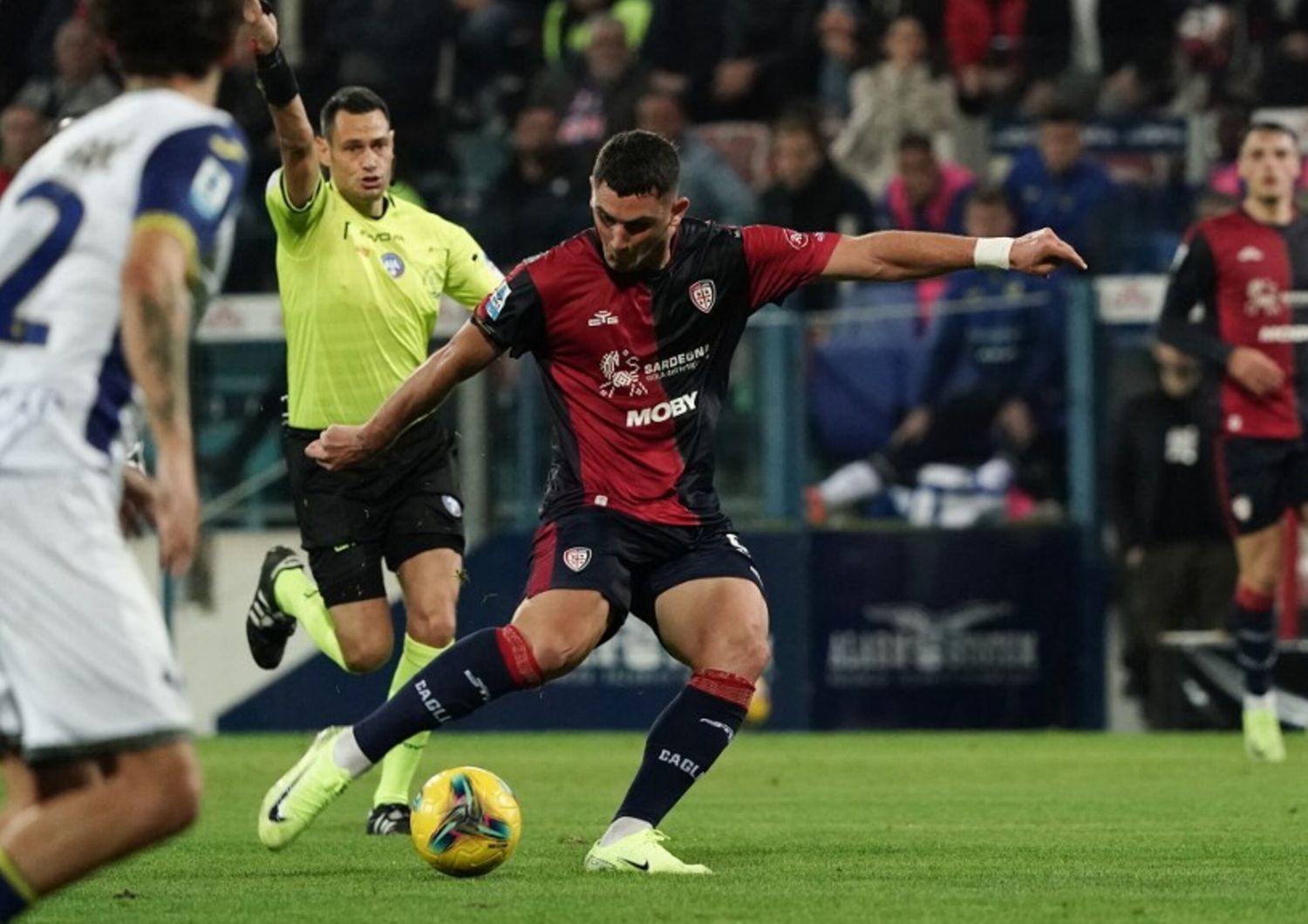 Piccoli regala tre punti d'oro al Cagliari. Il Verona va sempre più giù