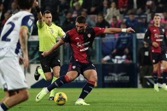 Piccoli regala tre punti d'oro al Cagliari. Il Verona va sempre più giù