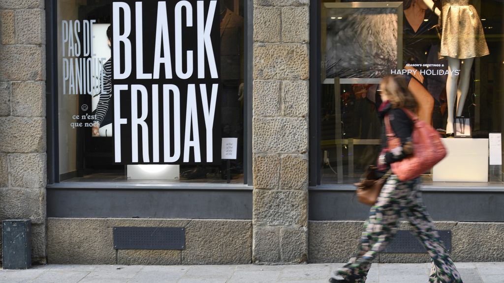 Black Friday, una vetrina di un negozio in vista della settimana di acquisti a saldo
