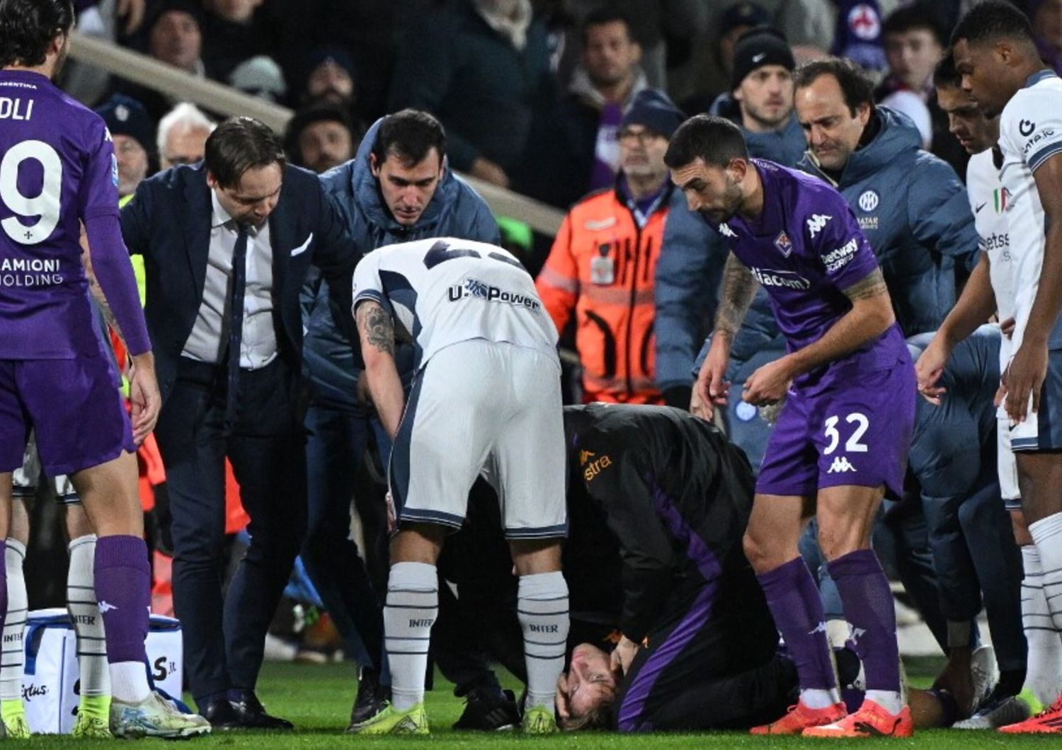 Paura per Edoardo Bove, si accascia a terra da solo. Sospesa Fiorentina-Inter