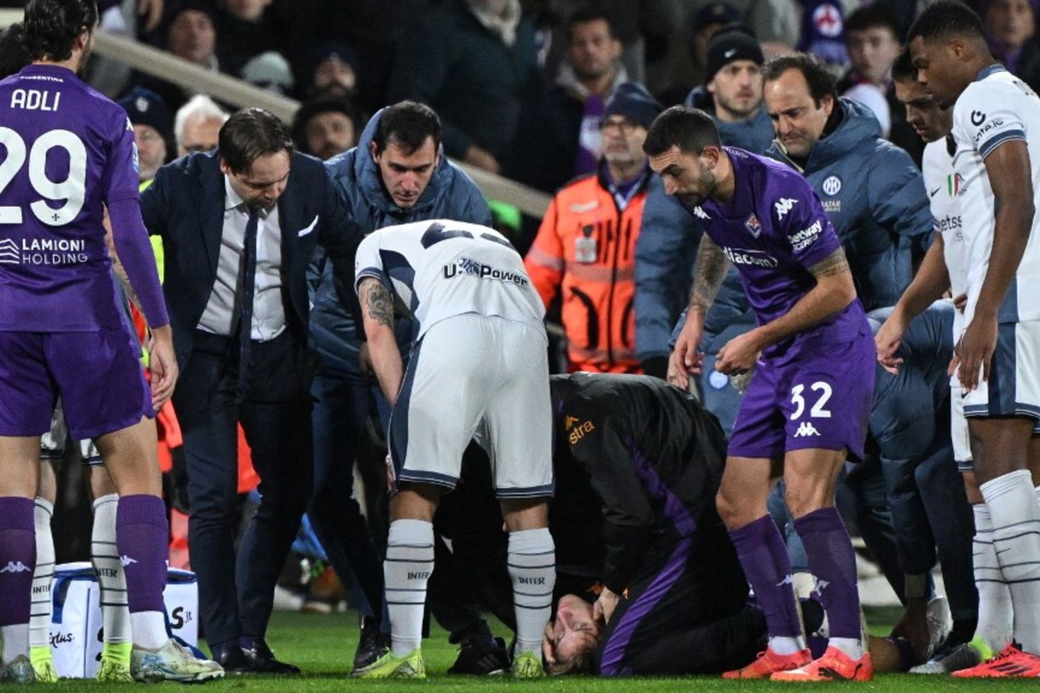 Paura per Edoardo Bove, si accascia a terra da solo. Sospesa Fiorentina-Inter