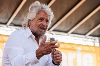 Grillo posta una foto con Casaleggio e annuncia "un messaggio delicato"