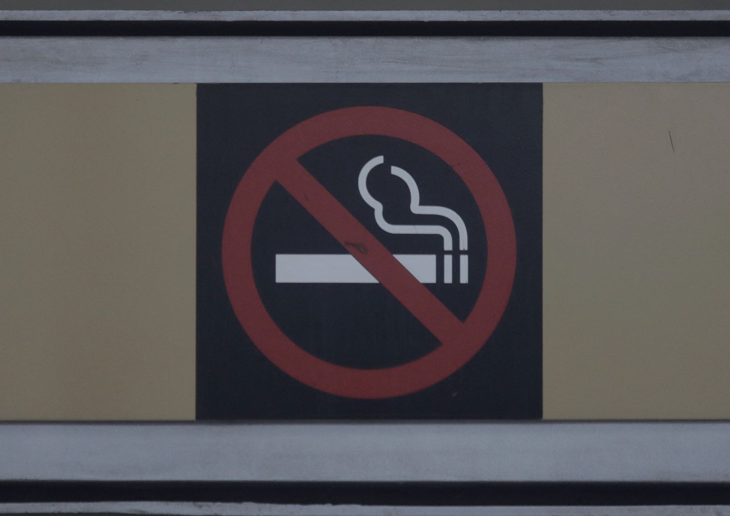 Segnale di divieto di fumo in una stazione di Citt&agrave; del Messico&nbsp;&nbsp;