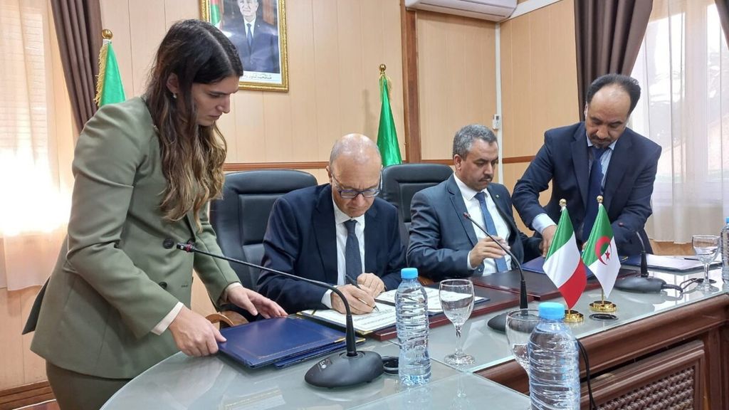 Le ministre de l'Éducation italien, Giuseppe Valditara, signe les accords de coopération avec son omologue algerien