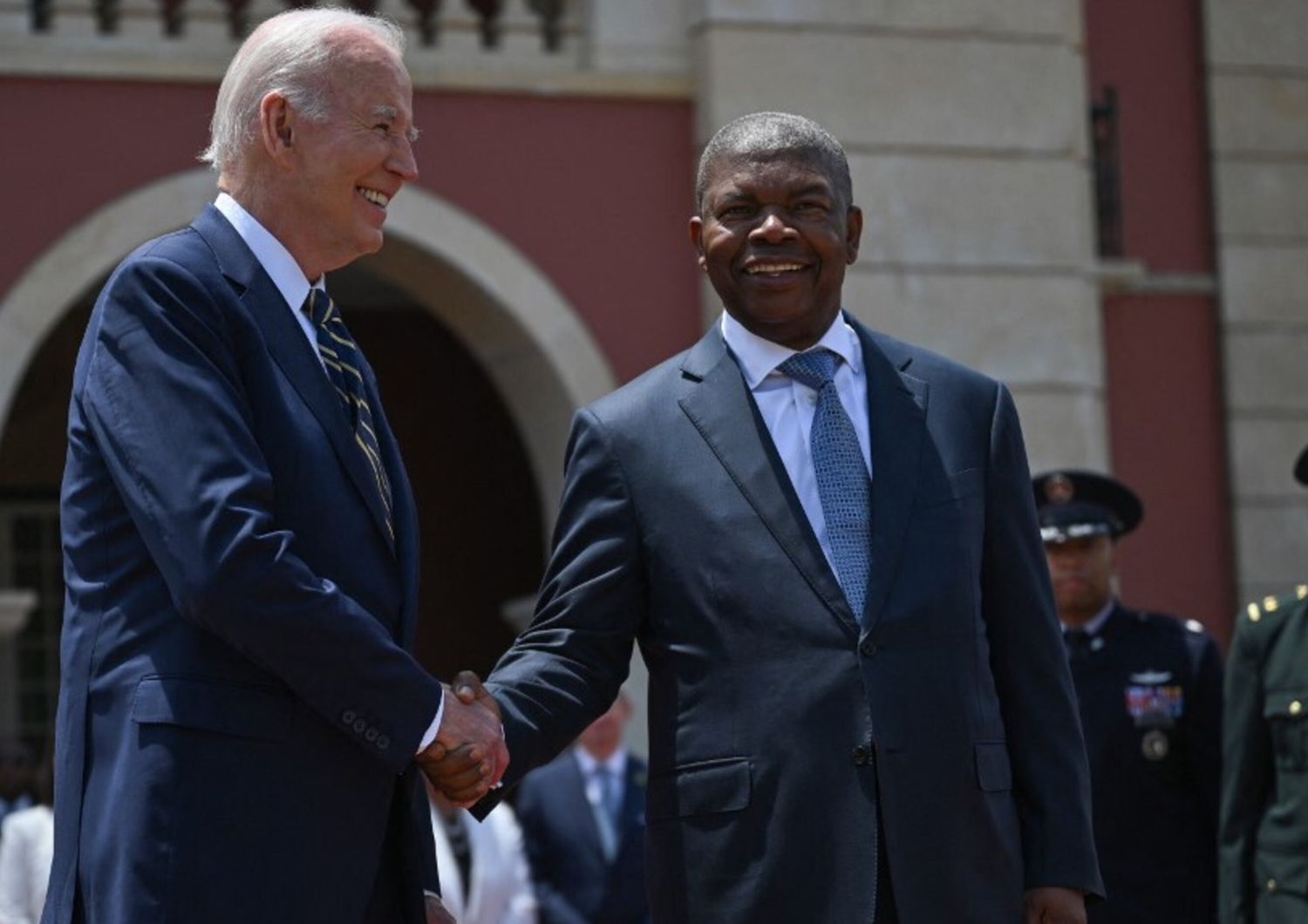 Le président américain Joe Biden avec le président angolais Joao Lourenco avant leur réunion bilatérale