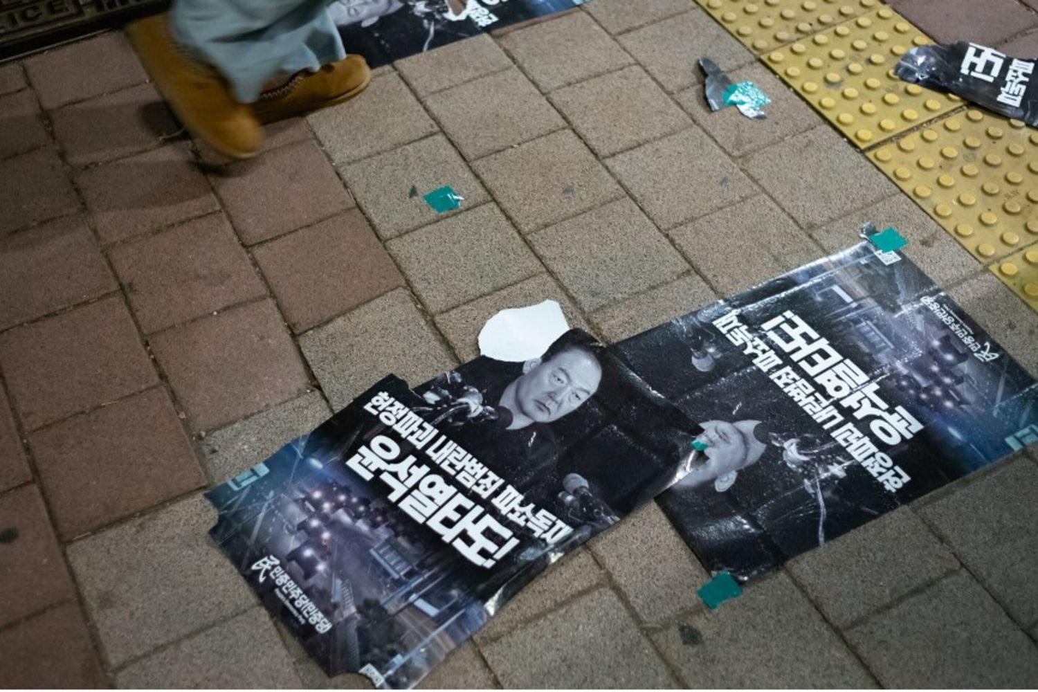Manifesti con il volto del presidente Yoon Suk-yeol sovrapposto all'immagine dell'ex dittatore militare Chun Doo-hwan