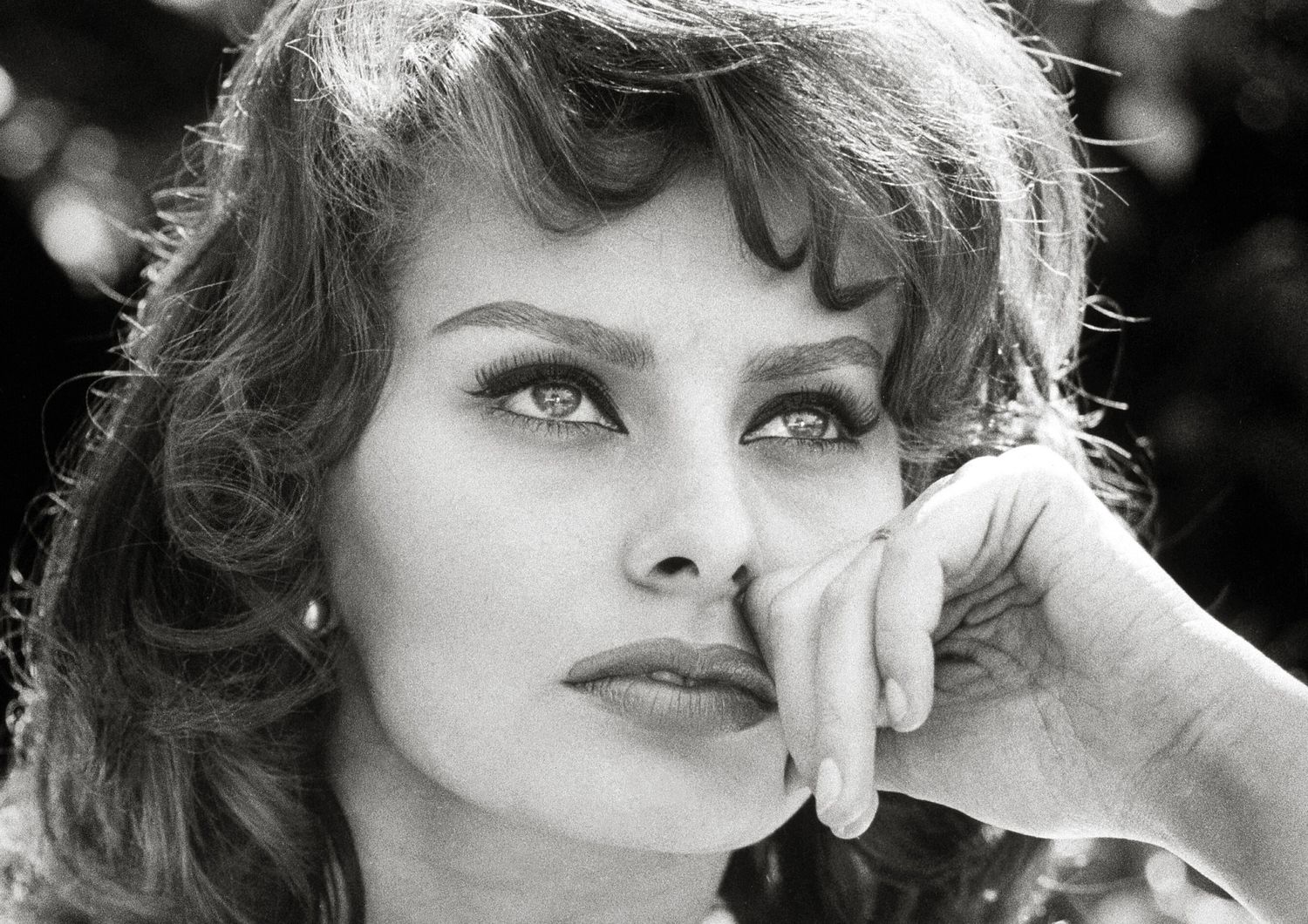 Sophia Loren nel giardino della sua casa a Beverly Hills &nbsp;