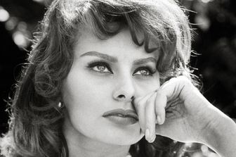 Sophia Loren nel giardino della sua casa a Beverly Hills &nbsp;