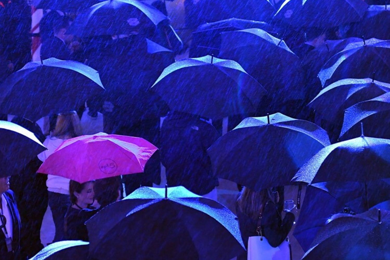 L'attesa sotto la pioggia per la cerimonia dell'albero di Natale, "Rockefeller Center Christmas Tree", a New York City (Foto Afp)