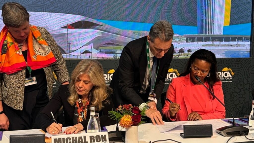 Michal Ron et Hassatou N'Sele signent l'accord de collaboration Sace-AfDB