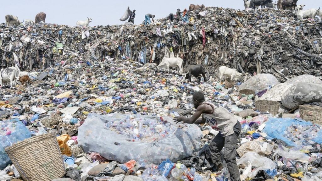 Una discarica di  vestiti usati ad Accra (Ghana)