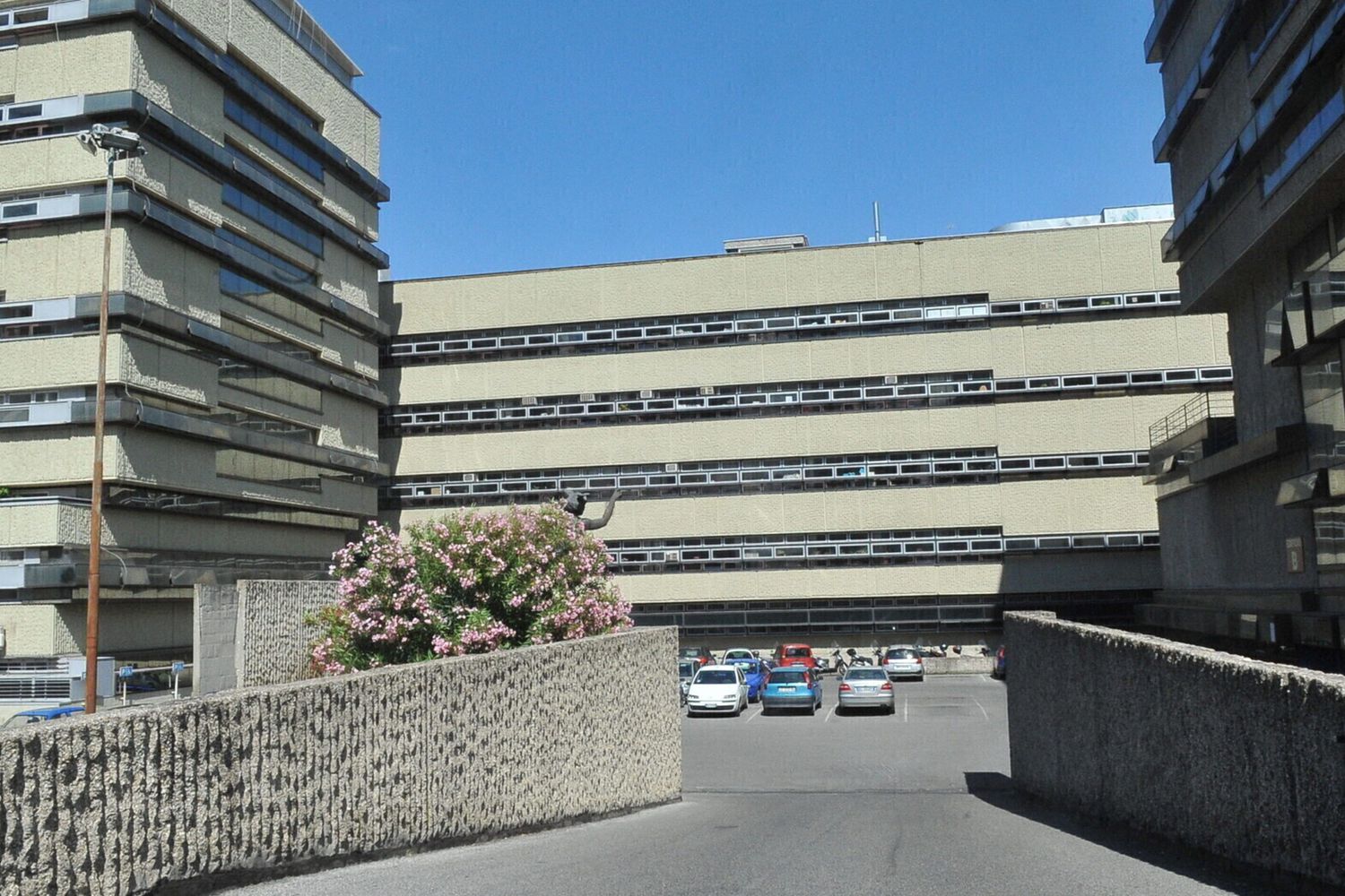 Il 12enne, precipitato dal decimo piano, vittima dei bulli? Si indaga per istigazione al suicidio