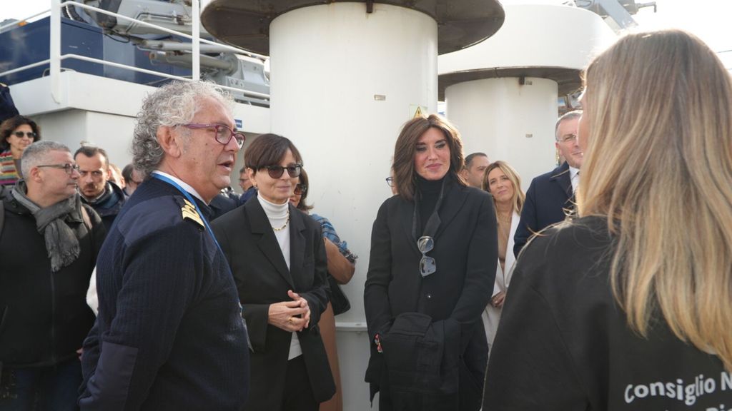 Ministro Bernini in visita alla nave Gaia Blu