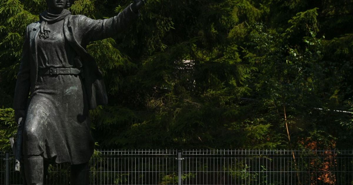 La Lettonia smonta i monumenti alle personalità russe, ma Mosca protesta
