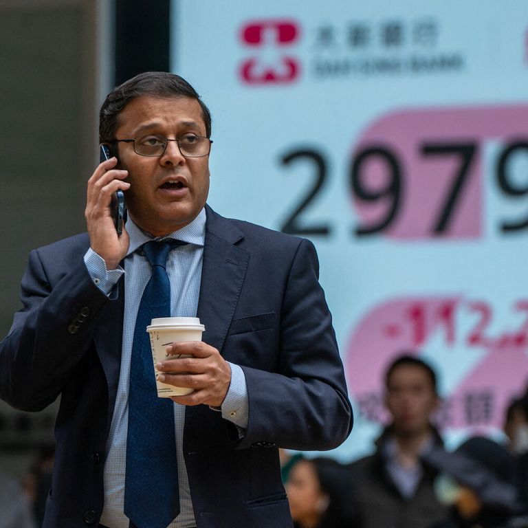 Un operatore della borsa di Hong Kong