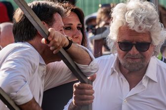 Conte e Grillo a una manifestazione contro la precarietà