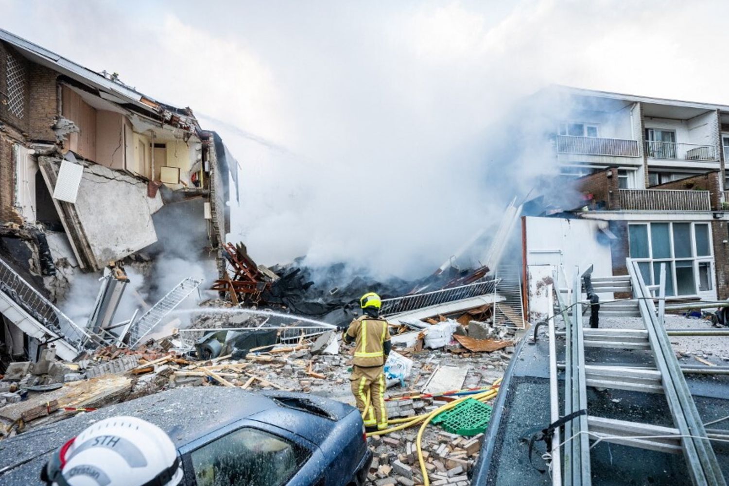 Esplosione devasta un condominio all'Aja
