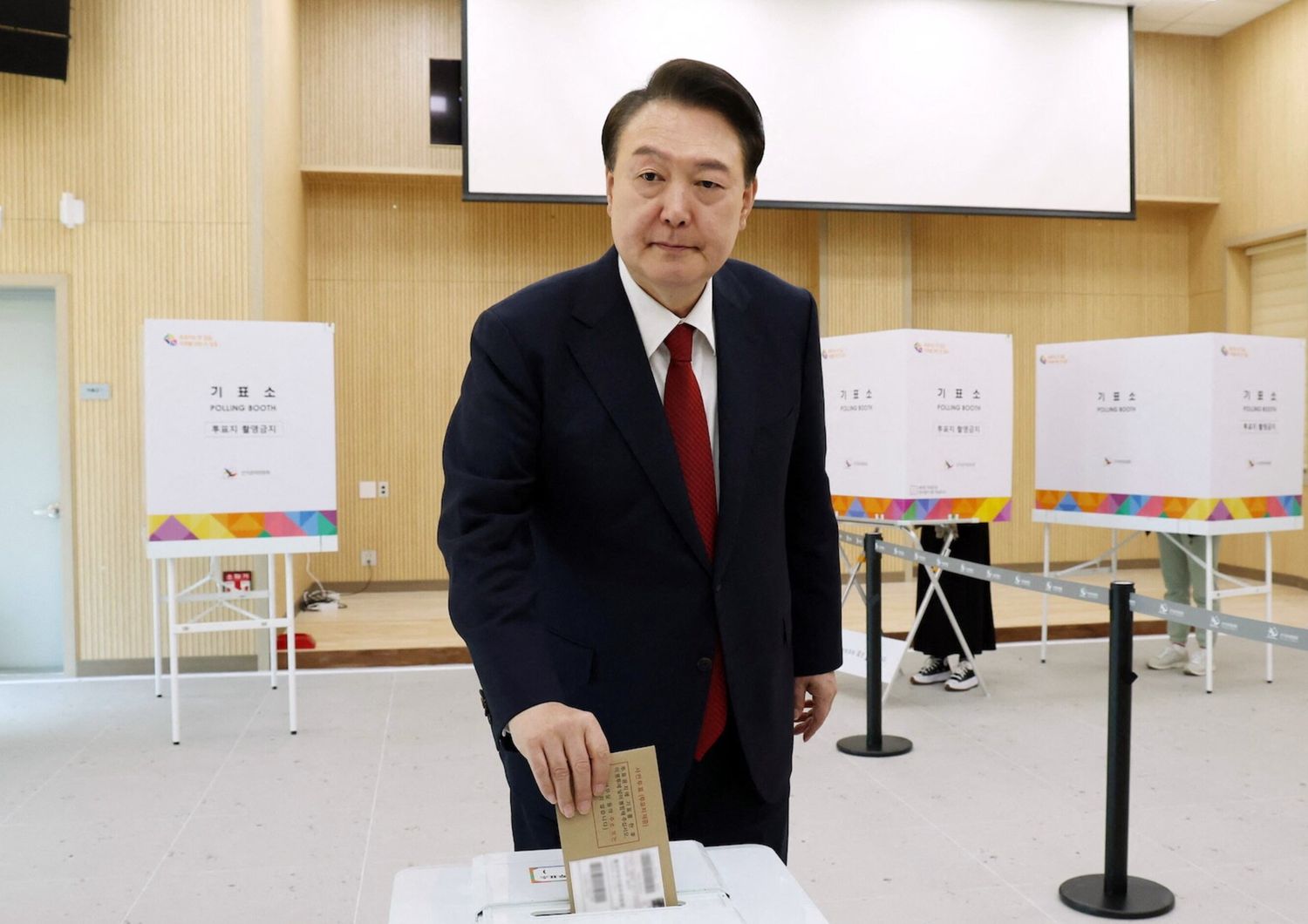 Manca il quorum, il presidente Yoon Seok Yeol si salva dall'impeachment