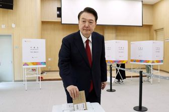 Manca il quorum, il presidente Yoon Seok Yeol si salva dall'impeachment