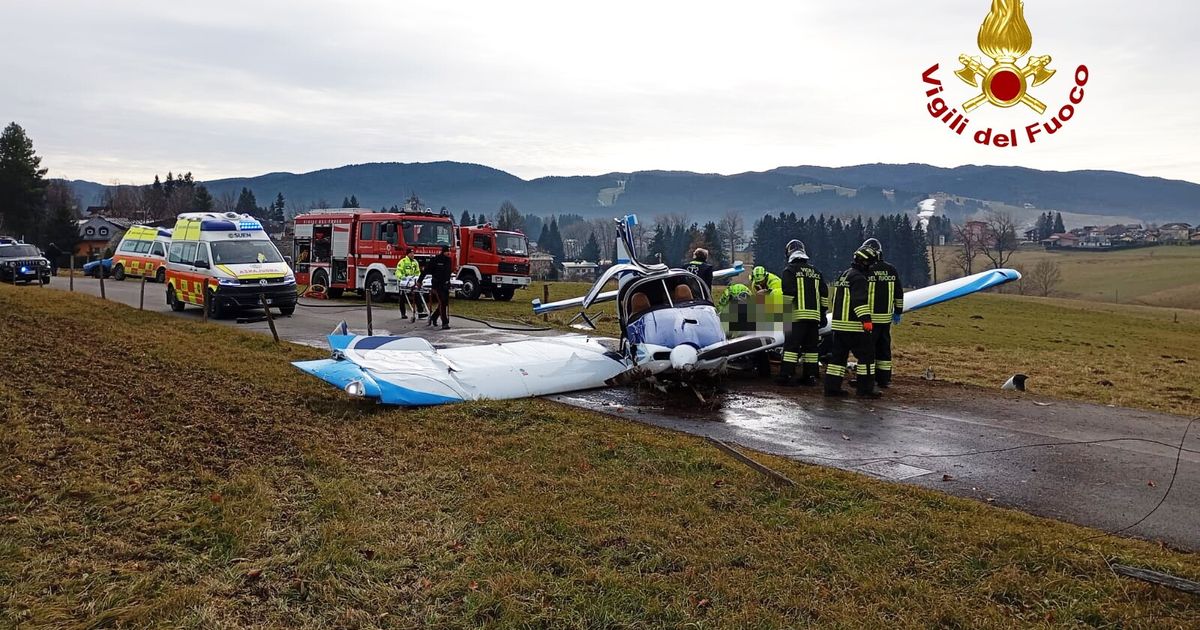 Atterraggio 'duro' per un aereo che si schianta in strada ad Asiago