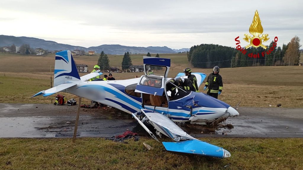 Atterraggio 'duro' per un aereo che si schianta in strada ad Asiago