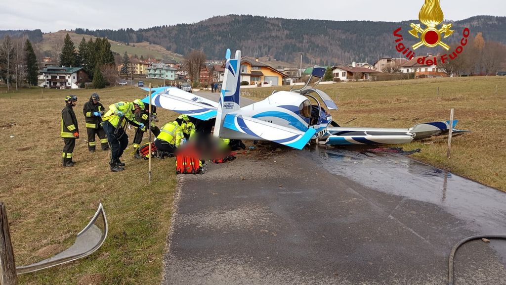 Atterraggio 'duro' per un aereo che si schianta in strada ad Asiago