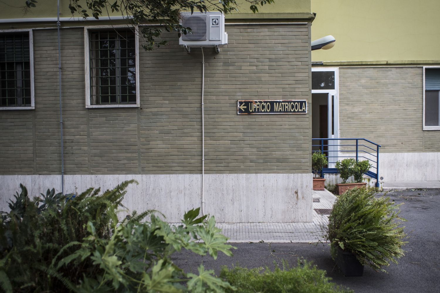 Uccide a coltellate l'ex compagno e poi si consegna ai carabinieri