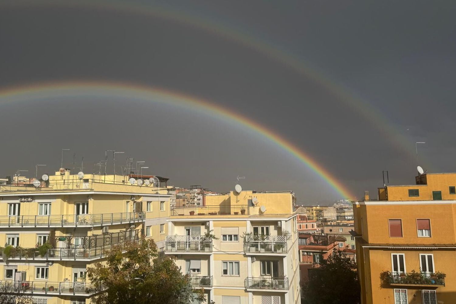 Quando un arcobaleno regala il buongiorno ai cittadini di Roma