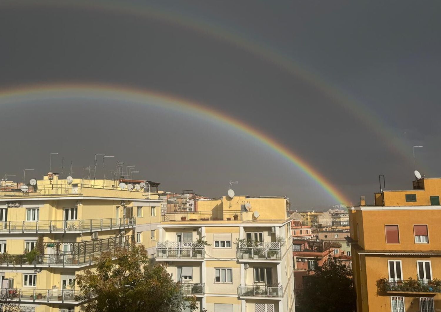 Quando un arcobaleno regala il buongiorno ai cittadini di Roma