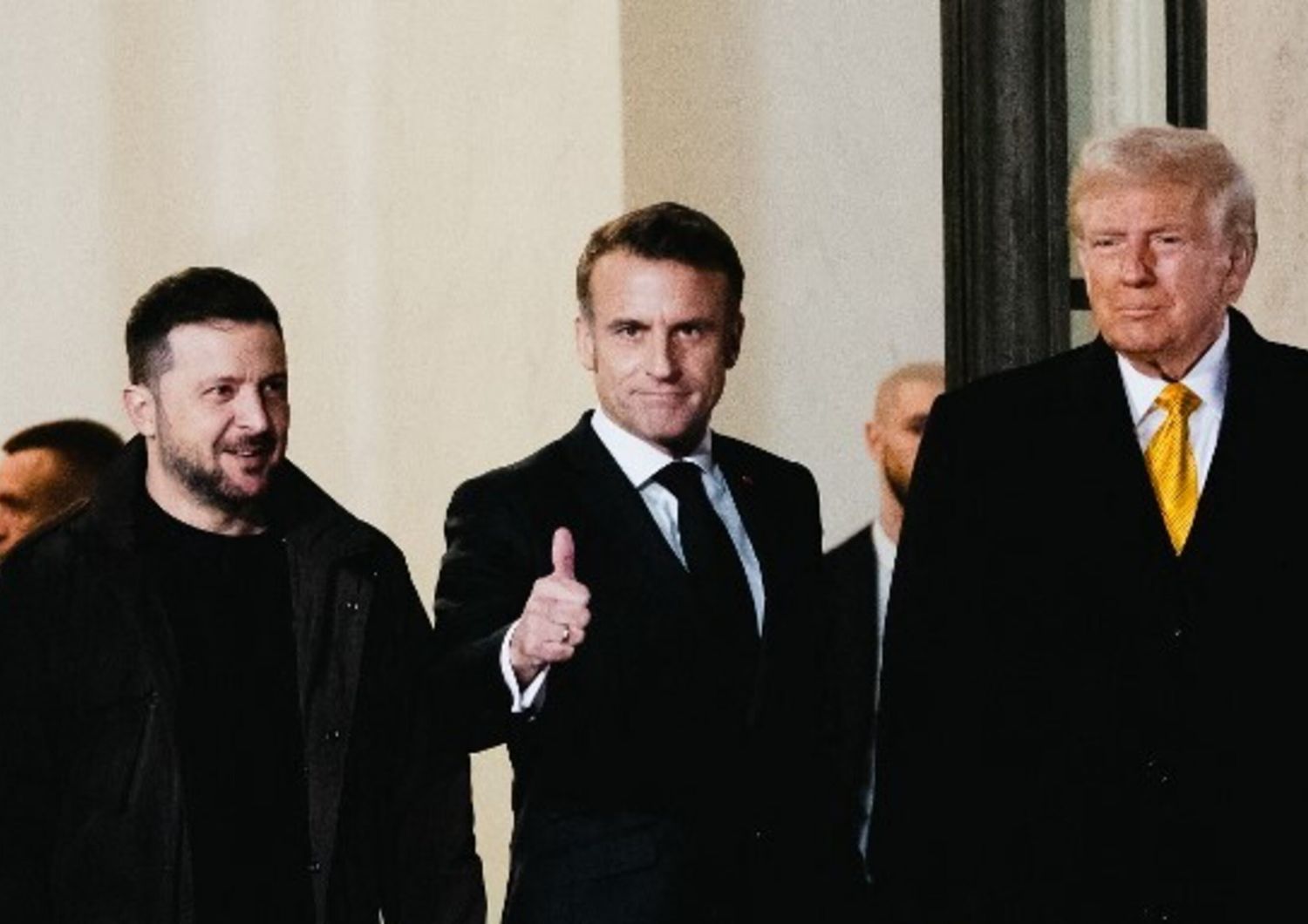 Volodymur Zelensky, Emmanuel Macron e Donald Trump a Parigi