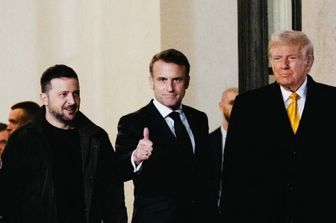 Volodymur Zelensky, Emmanuel Macron e Donald Trump a Parigi