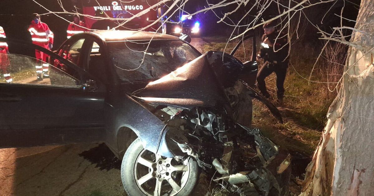 Auto sbanda e si schianta contro un albero, 2 morti nel Foggiano