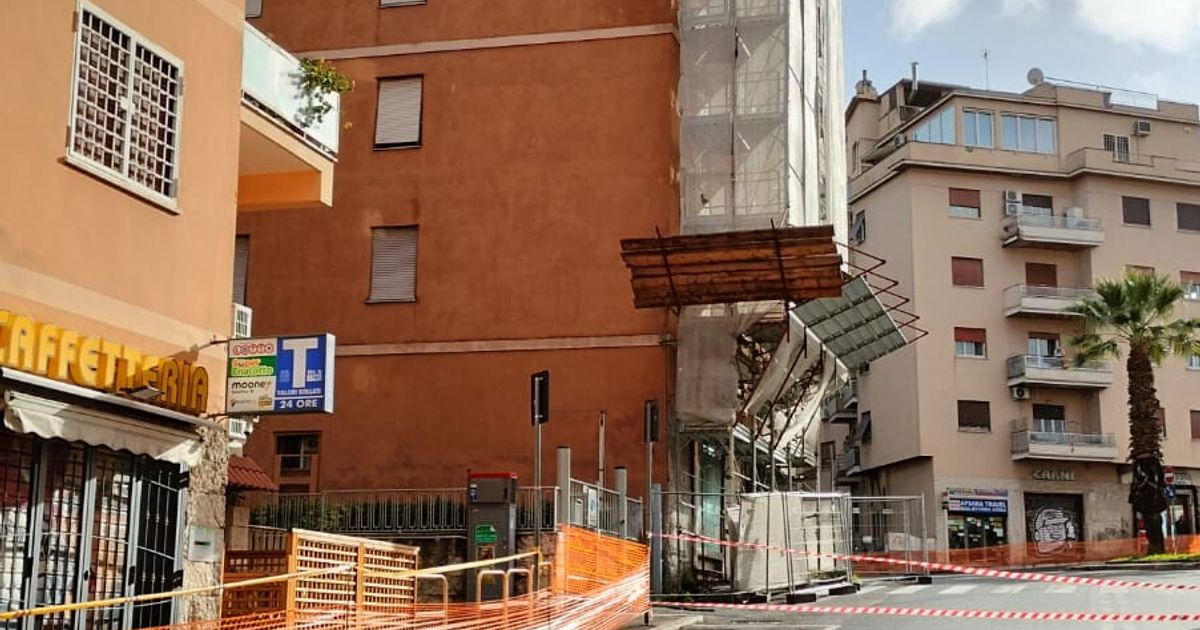 Palazzo rischia il crollo a Roma, evacuati gli altri due vicini