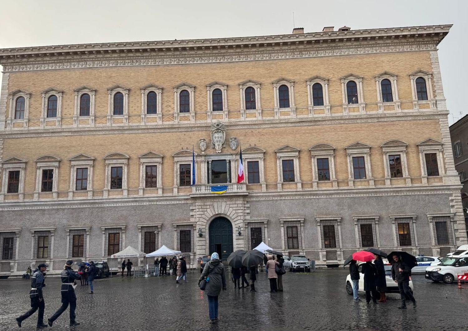 roma tornano a splendere facciata palazzo farnese e le fontane