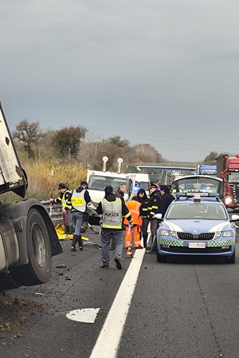 Travolto da un tir, operaio muore sull'A1