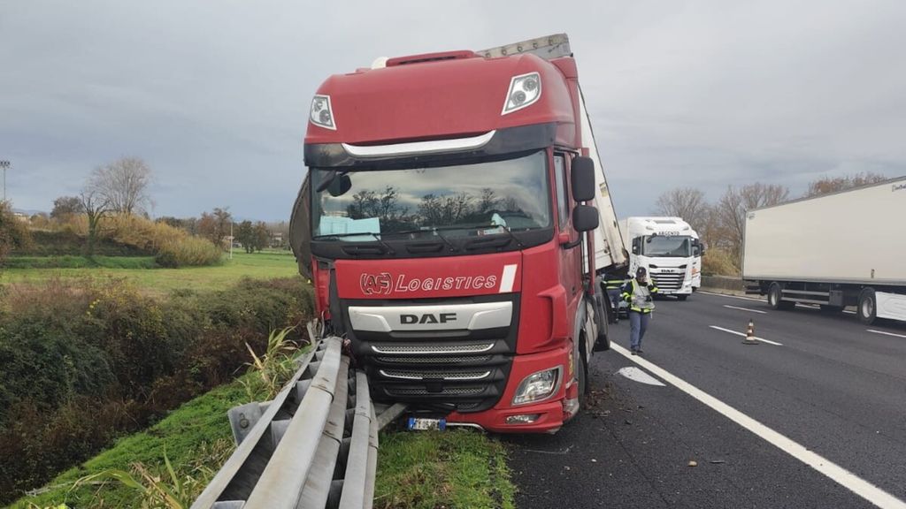 Travolto da un tir, operaio muore sull'A1