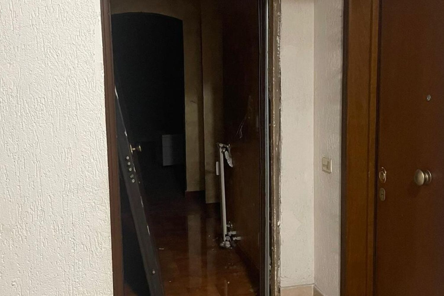 Donna incinta sfonda porta con l'esplosivo e occupa casa