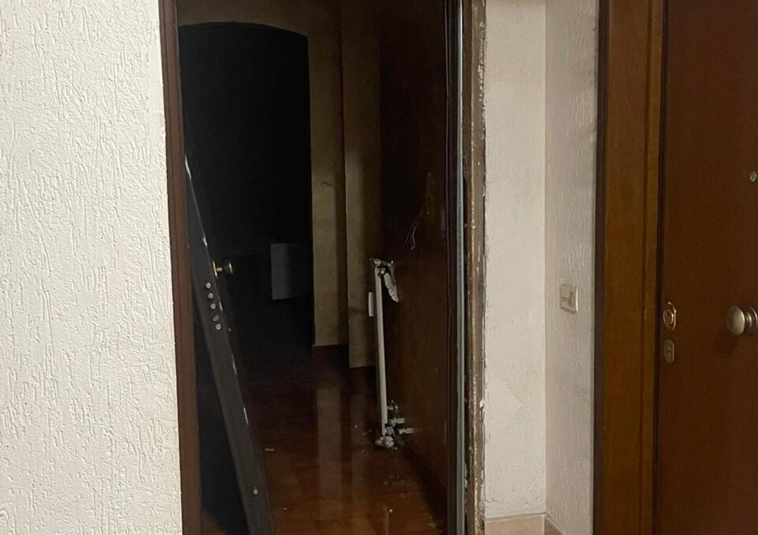 Donna incinta sfonda porta con l'esplosivo e occupa casa