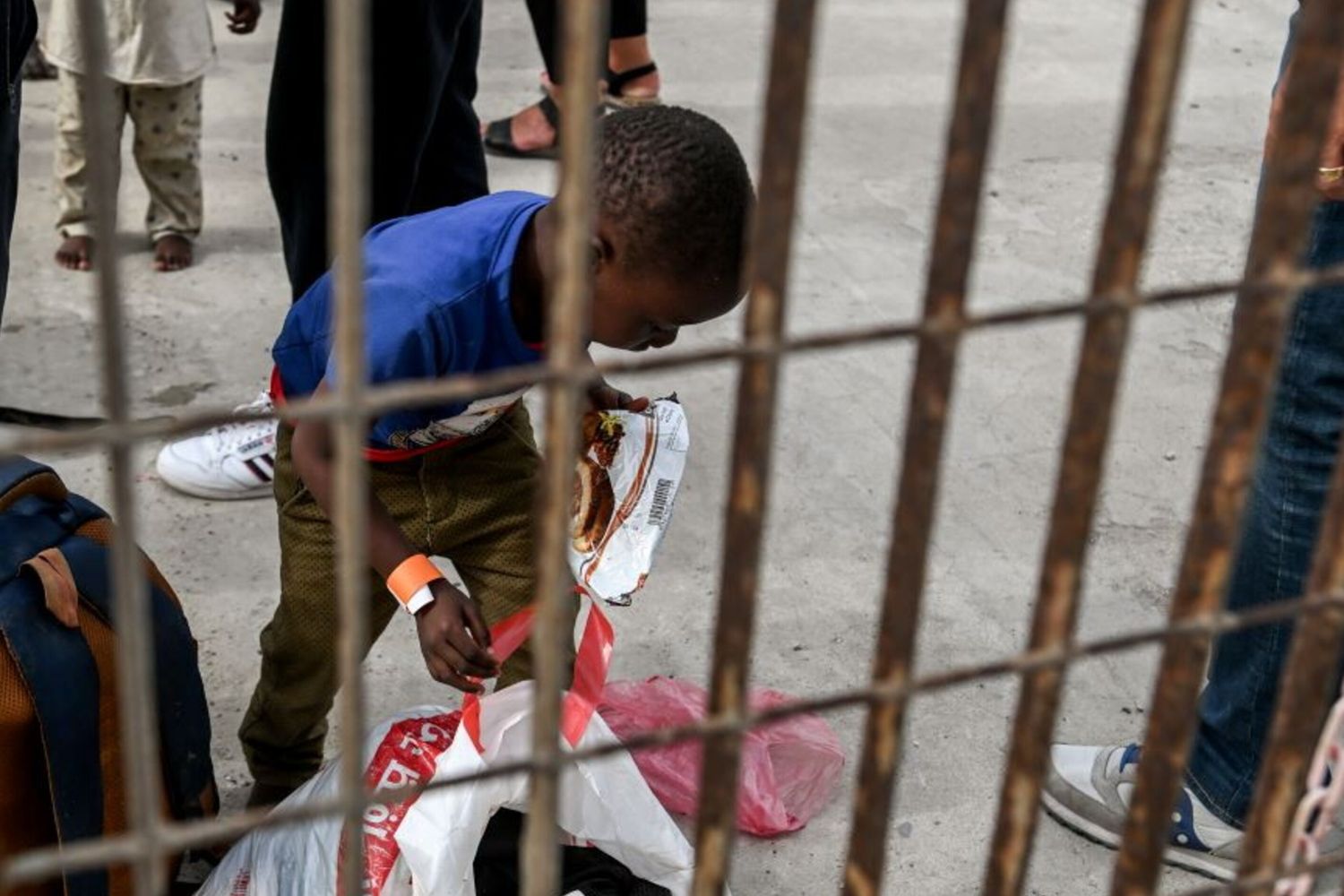 Un bambino sbarcato a Lampedusa, settembre 2023