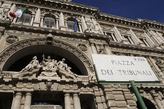 Canta in un piano bar mentre è in malattia. La Cassazione, "il datore di lavoro non può licenziarlo"