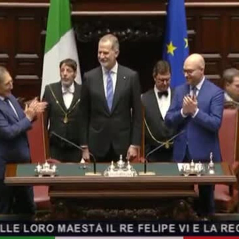 Lungo applauso alla Camera per il Re Felipe VI e la Regina Letizia Di Spagna