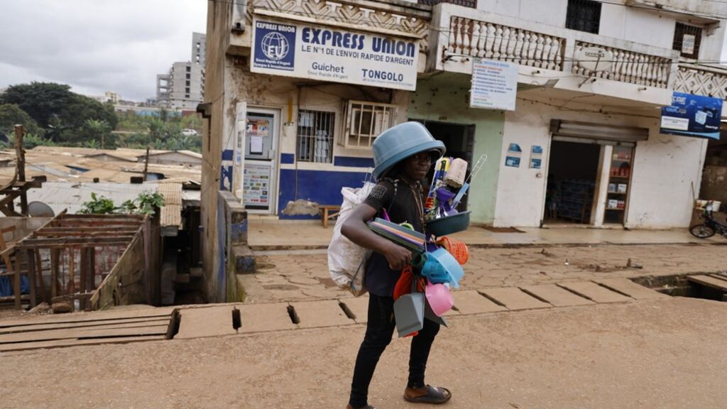 Camerun, venditore ambulante