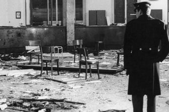 La devastazione all'interno della Banca nazionale del'Agricoltura a Piazza Fontana, Milano