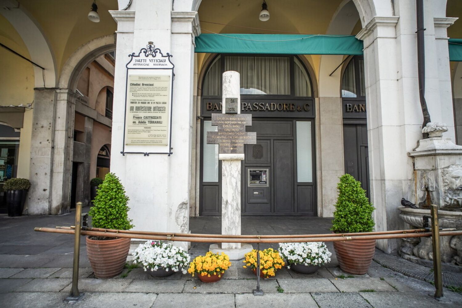 Il luogo in cui esplose la bomba di Piazza della Loggia