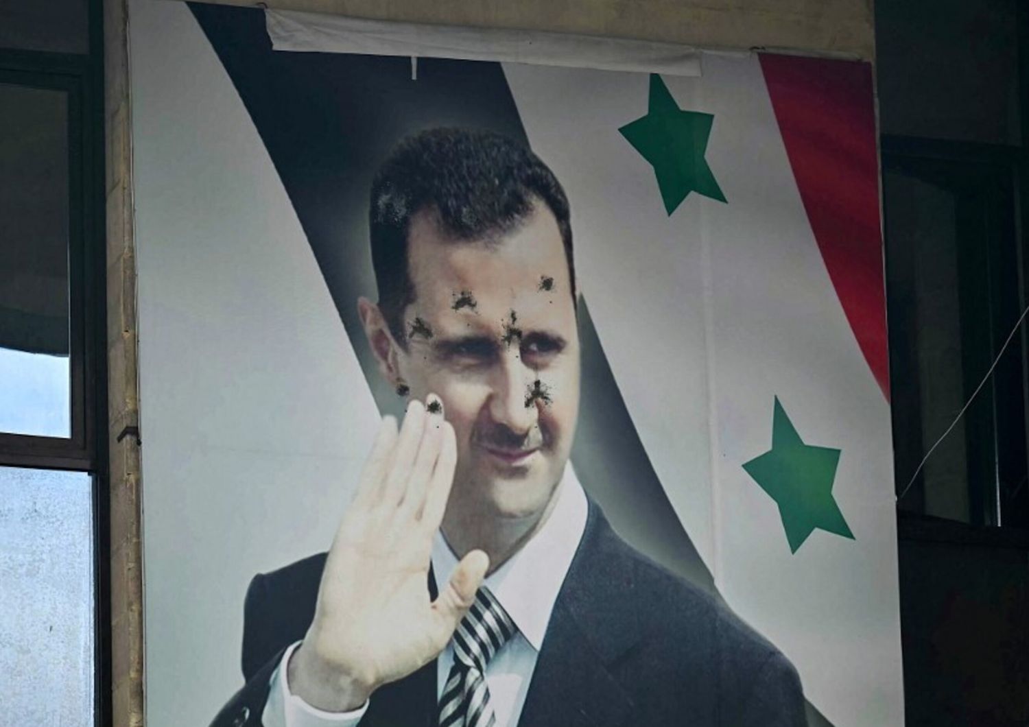 Poster di Assad bucato da proiettili ad Aleppo