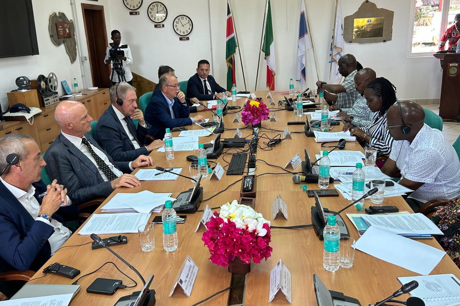 Le ministre italien Adolfo Urso lors d'une réunion au centre spatial de Malindi, octobre 2024